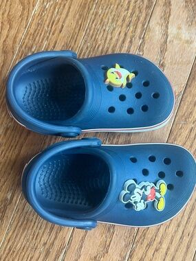 CROCS Kids Navy Blue with Mickey & baby shark Character Jibbitz